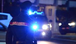 Abbatte con il furgone il cartello e lo lascia in mezzo alla strada: auto lo centra nella notte 