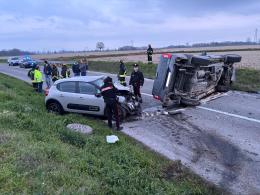 Frontale a Mede: pick-up si ribalta, due feriti