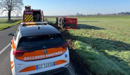 Camion di una scuderia di moto finisce ribaltato in un campo a Lomello