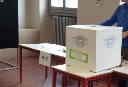 Strappati nella notte a Garlasco i manifesti elettorali per il No