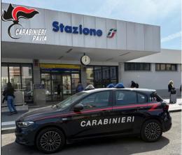 Fugge in bici al controllo dei carabinieri. Poi nasconde la droga nelle scarpe