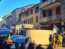 Pullman con studenti coinvolto in incidente a Stradella: cinque feriti lievi