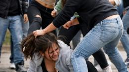 Pestata dalla baby gang al femminile: per la 14enne quindici giorni di prognosi