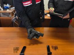 Guida senza patente a Vigevano, &egrave; recidivo, e nel bagagliaio ha una pistola con 12 proiettili