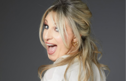 Katia Follesa al Fraschini con "No vabb&egrave; mi adoro"