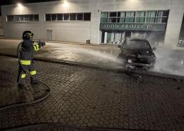 Vigevano: auto in fiamme in corso Novara. Intervengono i vigili del fuoco