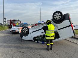 Furgone si ribalta a Breme: tre feriti, interviene l'elisoccorso