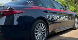 San Martino Siccomario, giovane ubriaco al centro commerciale aggredisce i carabinieri: fermato con lo spray al peperoncino