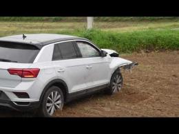 Vigevano: suv esce di strada e finisce in un campo