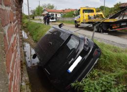 Incidente a Vigevano: suv esce di strada e rimane incastrato nel fosso