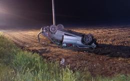 Incidente sul rettilineo tra Tromello e Gambol&ograve;: auto finisce fuori strada e si ribalta