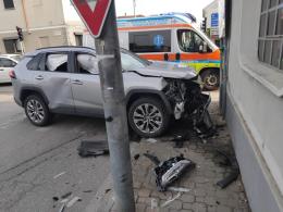 Cilavegna, scontro all'incrocio: ferito un uomo