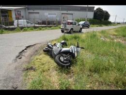 Mortara, si scontrano un'auto e uno scooter: ferito un uomo di 74 anni