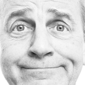 Enrico Bertolino al Fraschini con &ldquo;Una serata di ordinaria ironia&rdquo;: risate intelligenti sulla follia del presente