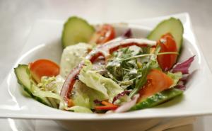 Dieta, come dominare la fame: iniziamo con un'insalata...