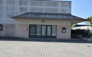 Moreschi, un capannone (con marchio) al posto dell'ex calzaturificio Speroni: per ora è solo un magazzino