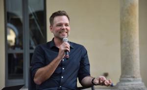 Nathan Hill apre il festival con "Wellness"