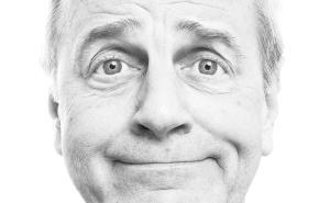 Enrico Bertolino al Fraschini con &ldquo;Una serata di ordinaria ironia&rdquo;: risate intelligenti sulla follia del presente