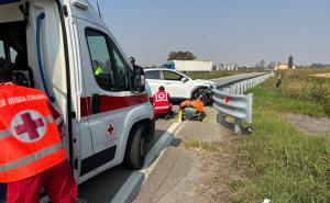 Mede, perde il controllo dell’auto e si schianta contro il guard rail