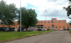 Carcere di Pavia: detenuto scaglia due sgabelli contro agente e lo ferisce
