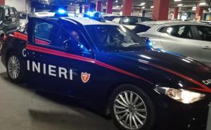 Vigevano, ruba una bottiglia di rum, spintona la guardia e ferisce due carabinieri. Arrestato 36enne