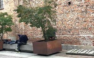 “Non ne possiamo più”: la petizione contro la panchina del degrado di via Roma