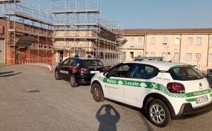 Sfonda vetro del pronto soccorso, arrivano i carabinieri e la polizia locale