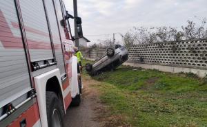 Auto esce di strada e si ribalta dopo una curva