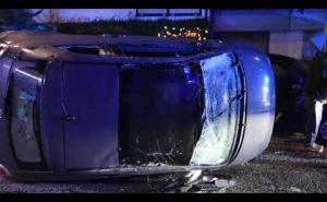 Vigevano, utilitaria si ribalta dopo aver urtato un'auto parcheggiata