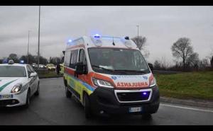 Vigevano: perde il controllo dell&rsquo;auto in rotonda e finisce contro il guard rail