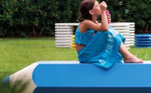 Davanti alla scuola primaria panchine a forma di matita e gomma