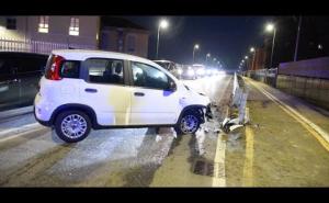 Auto finisce contro il guard-rail di via La Marmora a Vigevano. Ferita una donna