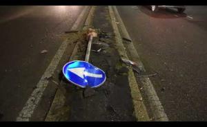 Vigevano, abbatte con l&rsquo;auto il cartello sullo spartitraffico di corso Argentina