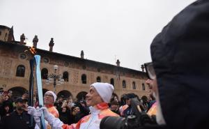 Vigevano, le immagini del passaggio della fiaccola in piazza Ducale