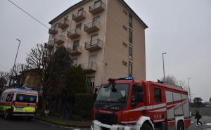 Soccorsa una donna a Vigevano. Intervengono i pompieri con il cestello