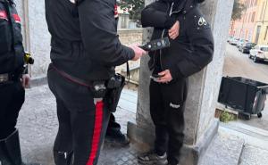 Fermato in stazione con un coltello da cucina nel giubbotto