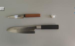 In auto con due coltelli e una dose di cocaina: denunciato 23enne