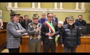 Gli alpini cantano in aula per Giulio Onori. La commemorazione del consigliere scomparso
