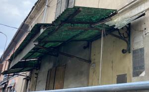 La tettoia di via Trento si sta sbriciolando: &egrave; eternit?