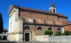 Entrano in chiesa e rubano il computer del parroco