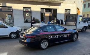 Sfonda una vetrina, urta un'auto in sosta e distrugge un segnale stradale: &egrave; caccia all'autista