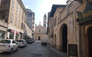 Notte movimentata in via Riberia a Vigevano. Lite in strada e chiamate di soccorso