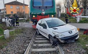 Treno investe un'auto ad Abbiategrasso. Tre feriti lievi. Circolazione in tilt