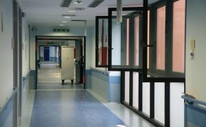 Porte e finestre da riparare alla palazzina rosa: spesa di 121 mila euro