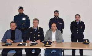 La polizia locale di Vigevano ferma e denuncia tre giovani in possesso di pistole finte senza tappino rosso