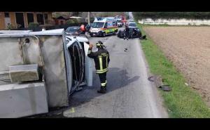 Schianto sul rettilineo tra Vigevano e Gambol&ograve; dopo un'invasione di corsia