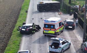 Vigevano, dopo lo schianto il furgone si ribalta in mezzo alla strada: due feriti