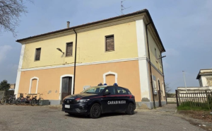 Viaggia senza biglietto e non vuole scendere: multato e denunciato