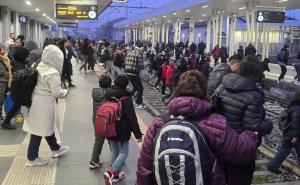 Disservizi e pericolo in stazione a Vigevano. I viaggiatori invadono i binari