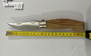 Pavia, nello zaino aveva un coltello con una lama di 10 centimetri: 21enne denunciato